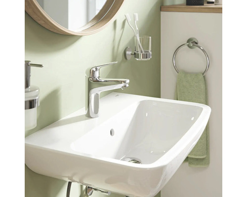 Badkamerwastafel met kraan, zeepdispenser, tandenborstelhouder en handdoekring