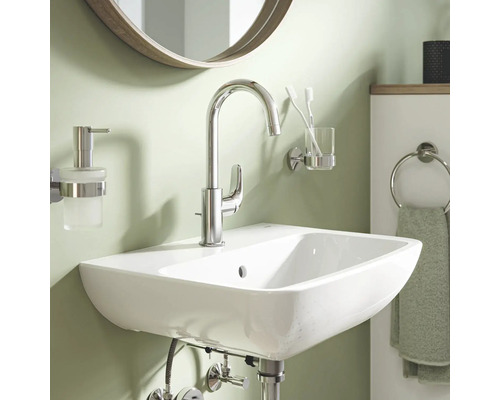 Moderne badkamer wastafel met kraan, zeepdispenser en tandenborstelbekerhouder