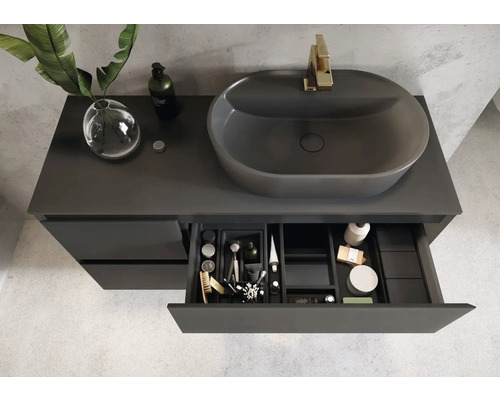 Moderne badkamer met onderkast, waskom en open lade voor opslag