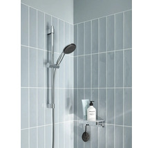 Douchearmatuur met handdouche en doucherek in de badkamer.