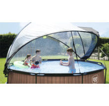 Zwembad met overkapping en spelende kinderen in de tuin