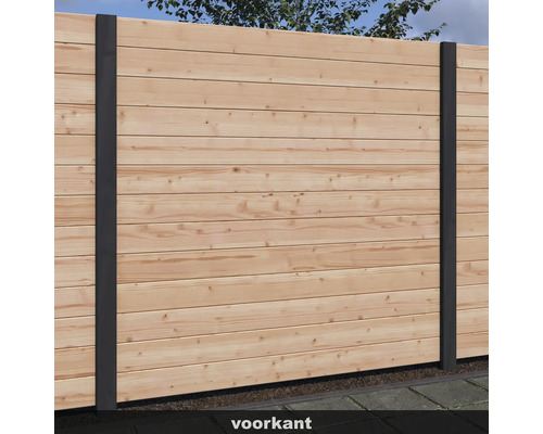 Houten schutting met metalen palen voor erfafscheiding