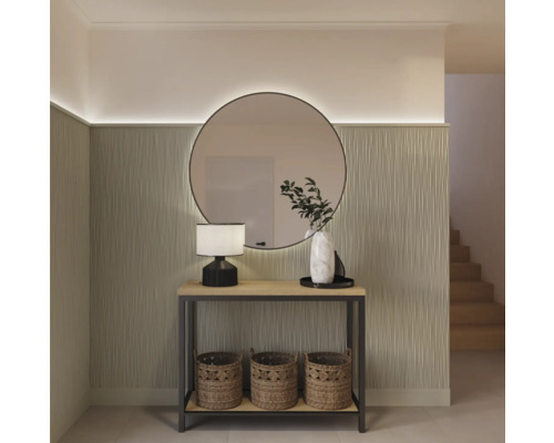 Interieur met console, lamp, spiegel en decoratie