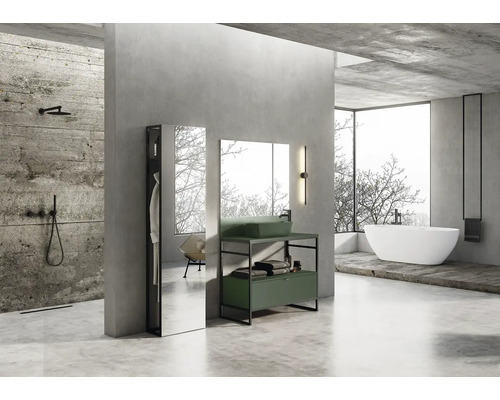 Lichte badkamer met douche, wastafel met spiegel en vrijstaand bad.