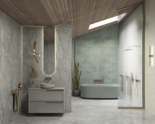 Lichte badkamer met wastafel, ligbad, douche en houten elementen