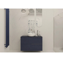 Moderne badkamer met blauwe wastafelonderkast, opzetwastafel, radiator en spiegel