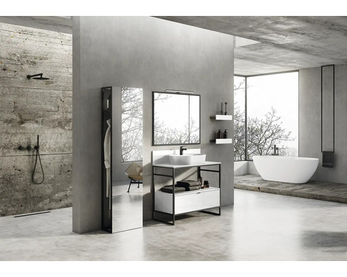 Moderne badkamer met douche, wastafel, spiegel, bad en kast