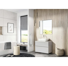 Moderne badkamer met wastafelmeubel, spiegel, bad en raam voor een lichte en vriendelijke sfeer