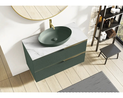 Badkamer met wastafelonderkast, wastafel, kraan en rek