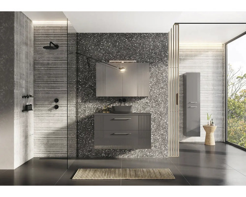 Moderne badkamer met douche, wastafelonderkast, spiegelkast en hoge kast