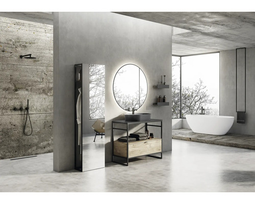 Moderne badkamer met douche, wastafel, spiegel en vrijstaand bad