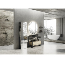 Badkamer met douche, wastafel met ronde spiegel en vrijstaand bad in een lichte, moderne uitstraling.