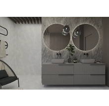 Lichte badkamer met twee wastafels, ronde spiegels met verlichting en een zithoek.