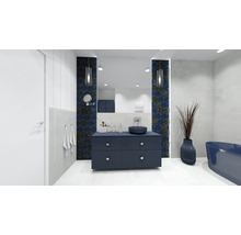 Badkamer met wastafelonderkast, spiegel, bad en decoratieve elementen