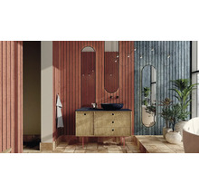 Badkamer met wastafel, spiegels, planten en houten wandbekleding voor een heldere en georganiseerde sfeer.