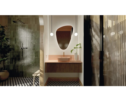 Moderne badkamer met douche, wastafelonderkast en spiegel