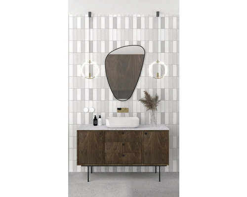 Badkamer met wastafelonderkast, opzetwastafel, spiegel en verlichting