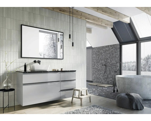 Lichte badkamer met wastafel, spiegel, bad en houten plafond