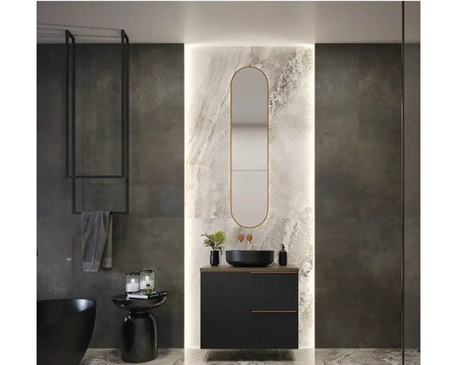 Moderne badkamer met wastafel, spiegel en handdoekenrek