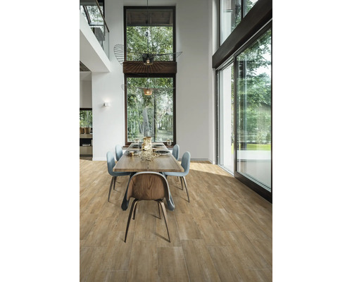 Lichte eetkamer met houten vloer, eettafel en stoelen in een modern huis.
