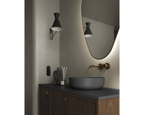Badkamer met waskom, wandkraan, spiegel, wandlamp en onderkast