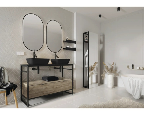 Lichte badkamer met dubbele wastafel, ovale spiegels en bad.