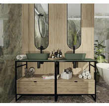 Badkamer met dubbele wastafel, spiegels en houten lambrisering