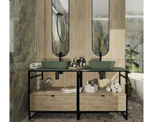Badkamer met dubbele wastafel, spiegels en houten lambrisering