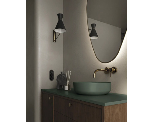 Badkamer met wastafel, spiegel, wandlamp en houten onderkast