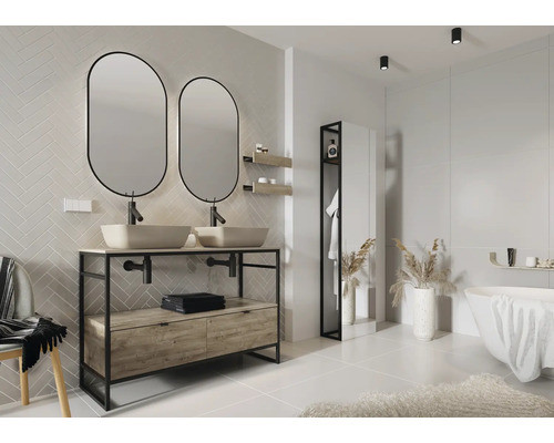 Badkamer met dubbele wastafel, twee spiegels en ligbad