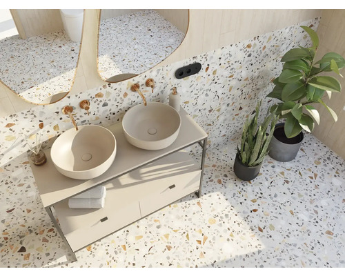 Badkamer met dubbele wastafel, spiegels en planten