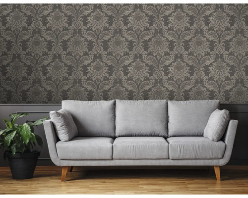 Woonkamer met bank en bloemmotief behang