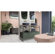 Lichte badkamer met dubbele wastafel, spiegels, bad en planten