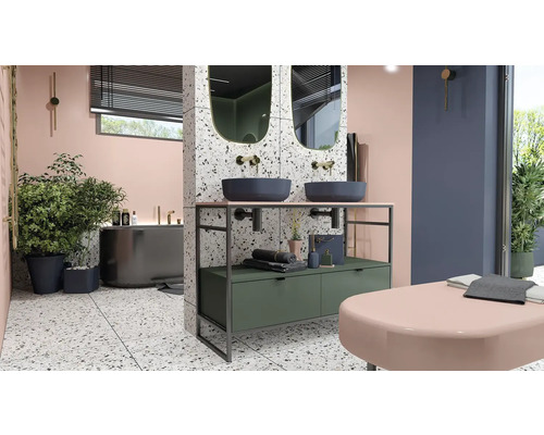 Lichte badkamer met dubbele wastafel, spiegels, bad en planten