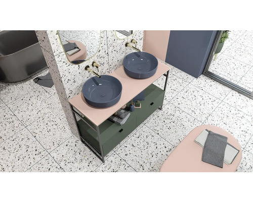 Overzicht van een badkamer met dubbele wastafel, twee ronde opzetwastafels, spiegel en badkruk.