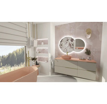 Moderne badkamer met ligbad, wastafel, spiegel en raam