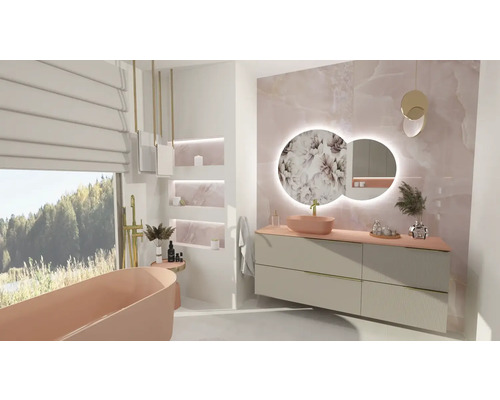 Moderne badkamer met ligbad, wastafel, spiegel en raam