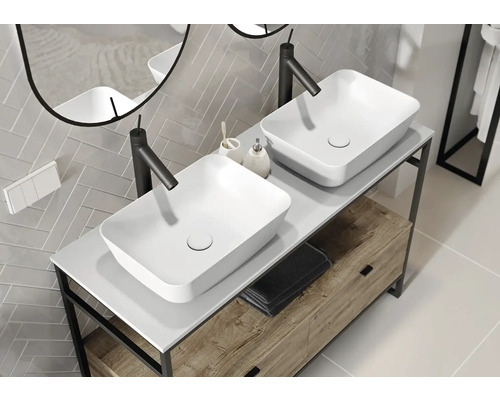 Badkamer met wastafelmeubel, twee waskommen en kranen