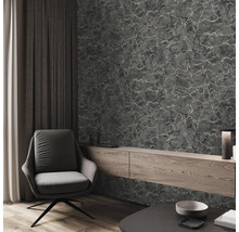 Woonkamer met patroonbehang, fauteuil en houten dressoir