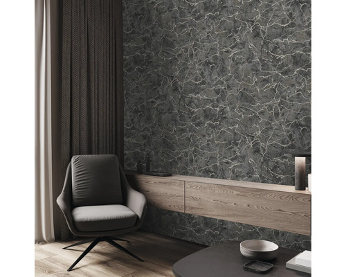 Woonkamer met patroonbehang, fauteuil en houten dressoir