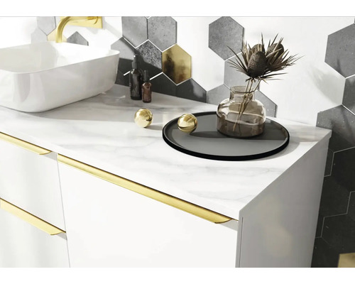 Badkamer wastafelmeubel met wastafel, kraan, decoratieve elementen en zeshoekige wandtegels