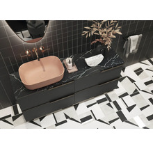 Moderne badkamer met opzetwastafel, wastafelonderkast en geometrische tegels.