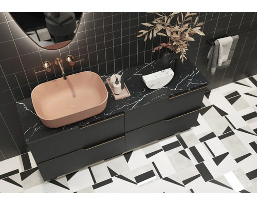 Moderne badkamer met opzetwastafel, wastafelonderkast en geometrische tegels.