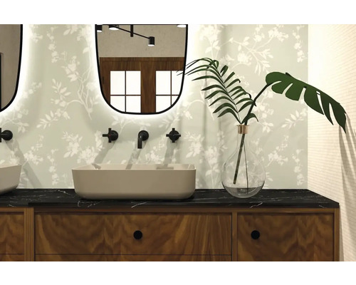 Badkamer met wastafel, spiegel en decoratie