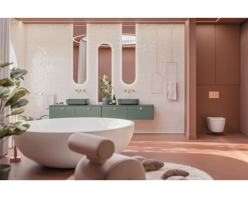 Lichte badkamer met ligbad, wastafel en toilet