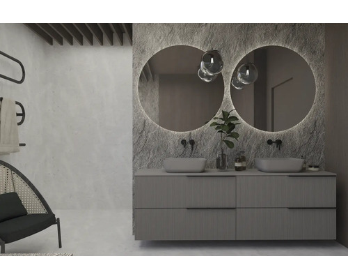 Badkamer met dubbele wastafel, ronde spiegels met verlichting en decoratieve wand