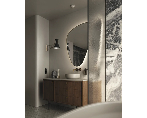Lichte badkamer met wastafelmeubel, spiegel met verlichting, wandlamp en douche