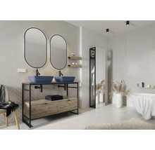 Moderne badkamer met dubbele wastafel, spiegels, bad en planken.