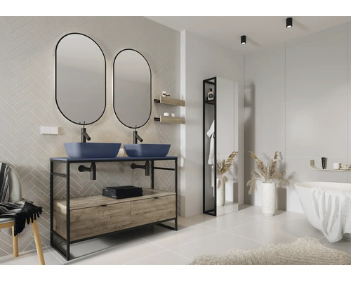 Moderne badkamer met dubbele wastafel, spiegels, bad en planken.
