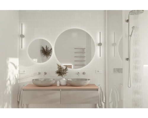 Lichte badkamer met wastafel, ronde spiegels, wandlampen en douche